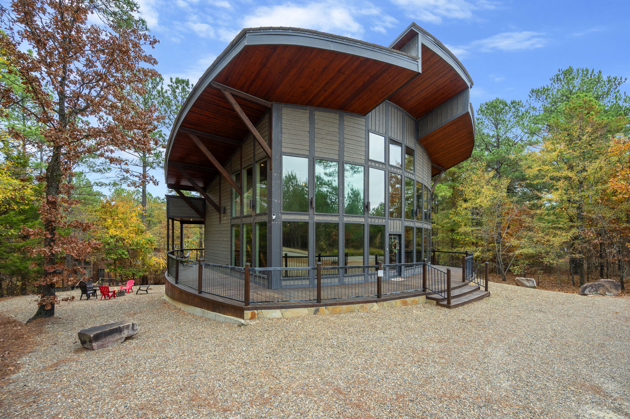 Plenty of space at Round Here Buzz 🌲 Pull right up and park close with room to spare. Head to the side or backyard and kick back with cornhole and evenings around the fire pit. Relax, spread out, and enjoy every moment of your Hochatown getaway 🔥✨ 