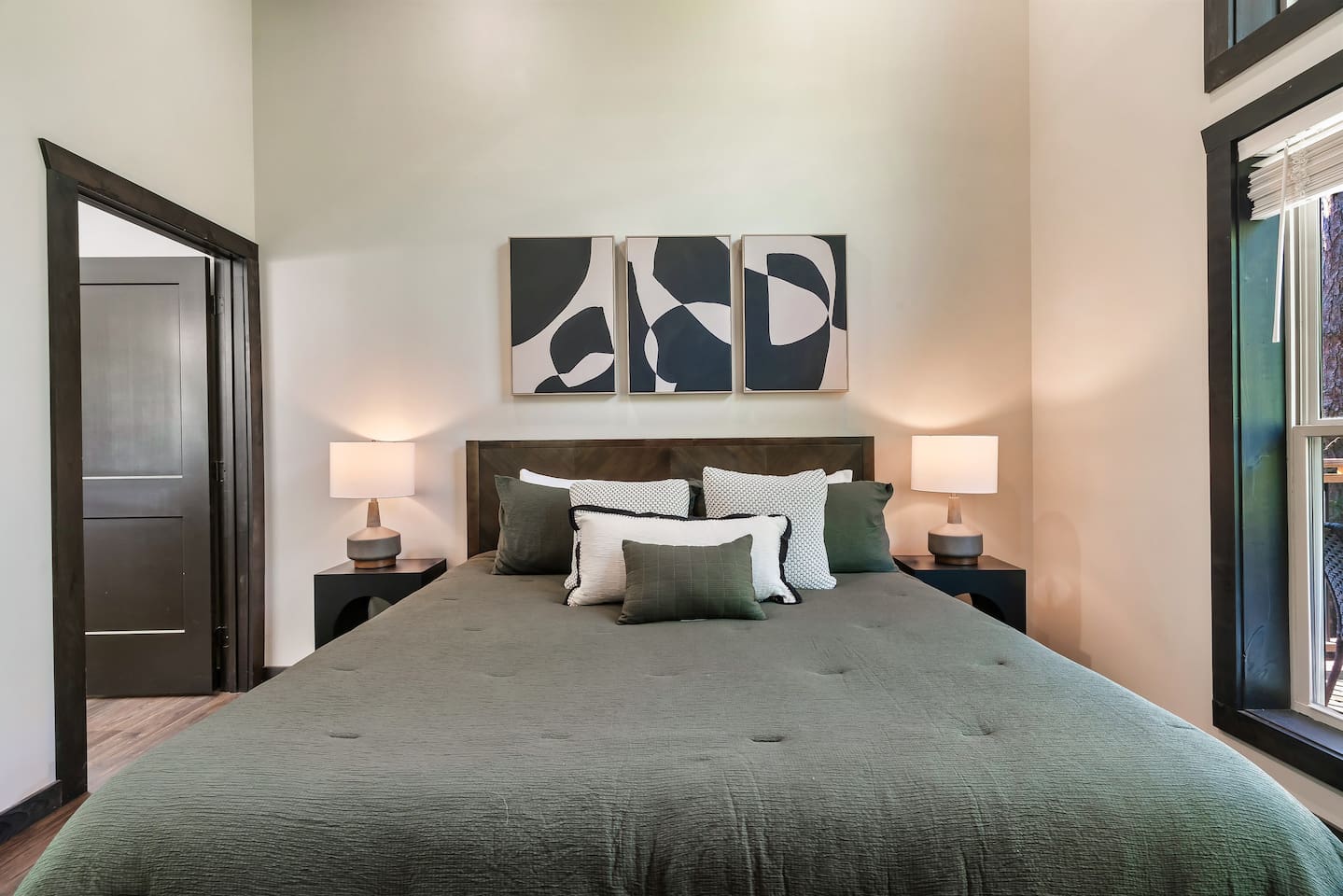Upper-level king bedroom with private en-suite bathroom.