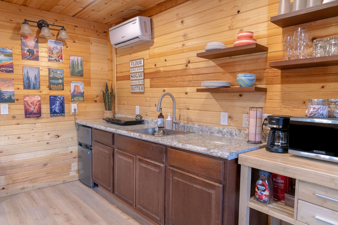 Tiny but mighty! The kitchen at Tiny Elk Retreat has all you need — stove, microwave, fridge, coffee station, and essentials. Perfect for pancakes, cozy cups, and cabin cravings.