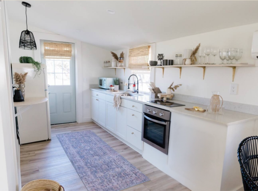 Full kitchen with everything you need to make delicious meals or because its vaca reheating leftovers.