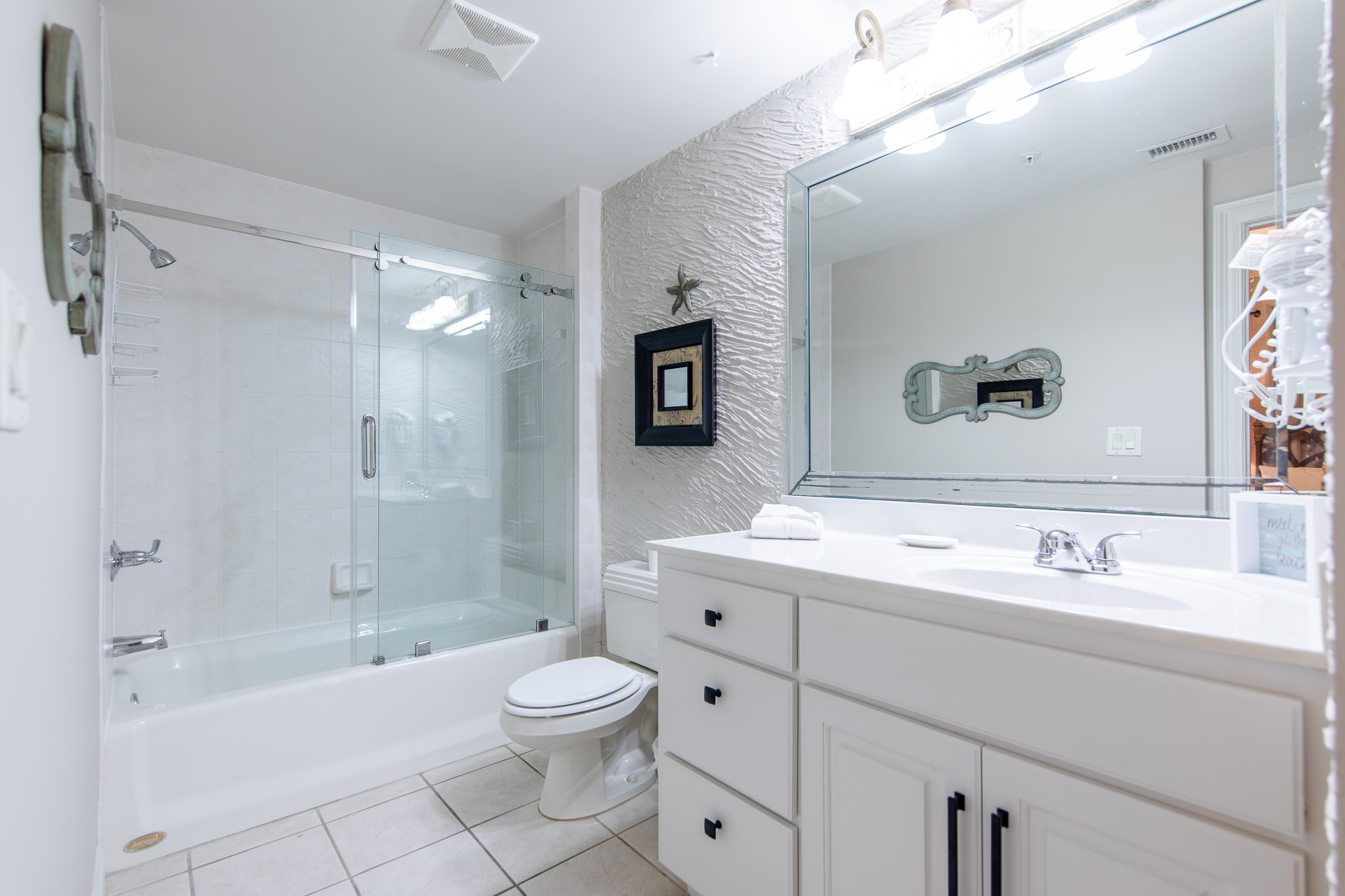 Twin Queen Bedroom Bath with Tub and Shower Combo