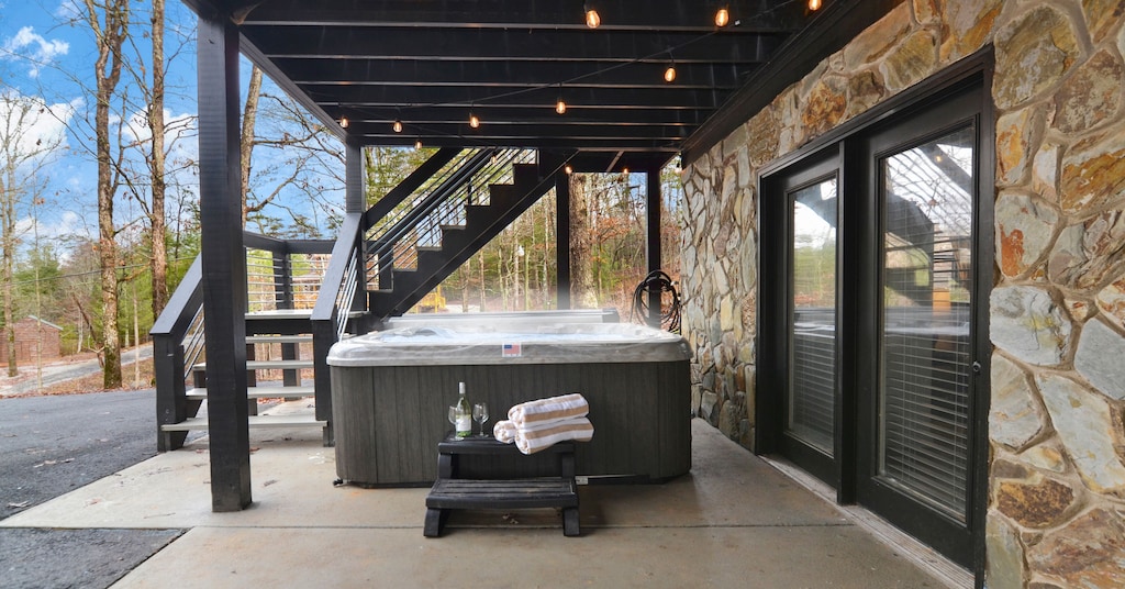 Enjoy the new 6 person hot tub while sipping a glass of wine and/or stargazing. 