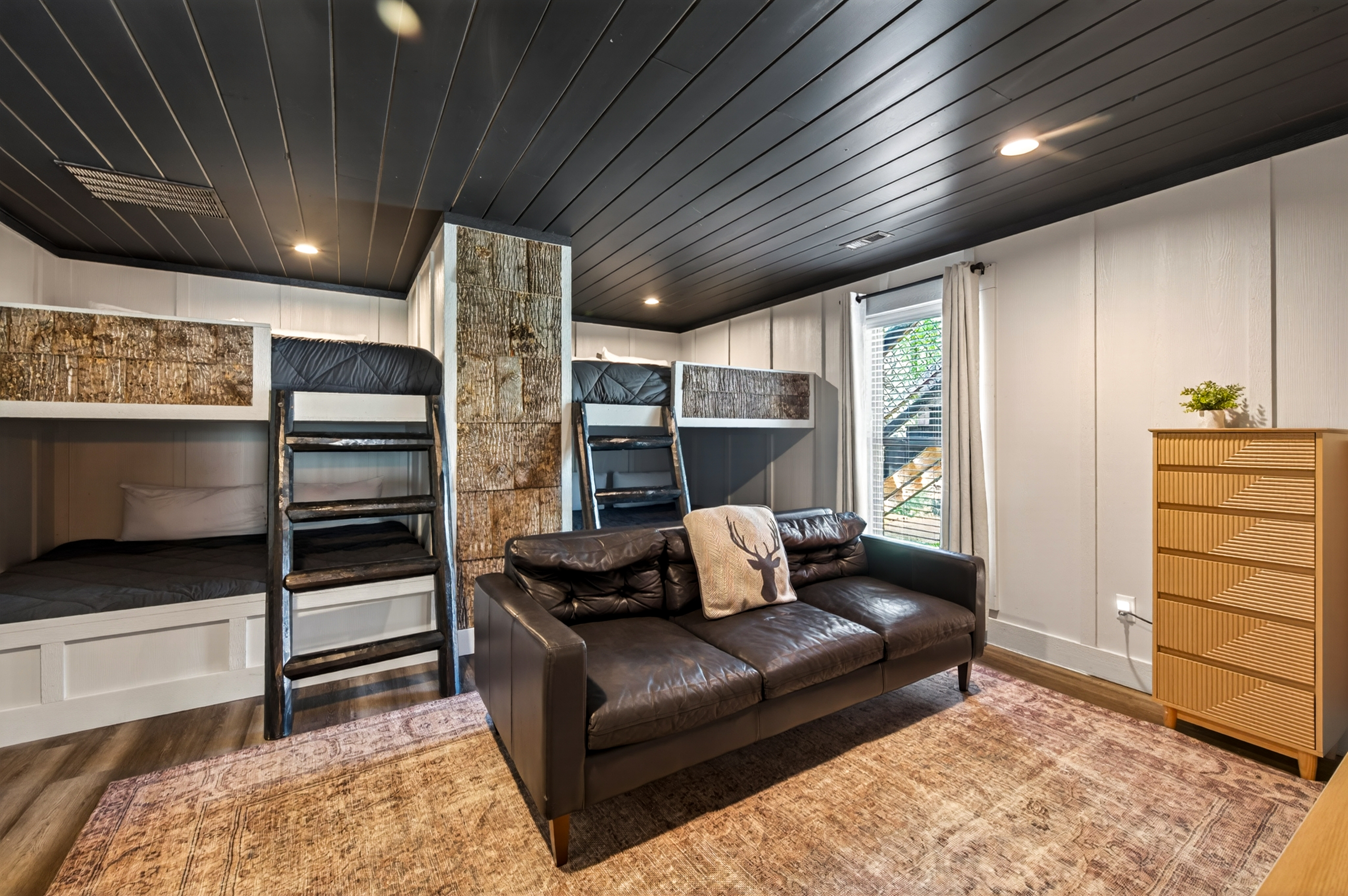 Bunk room with four king size beds.
