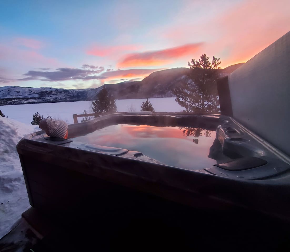 Enjoy the 8 person Hot tub overlooking the lake or take a peaceful soak for 1 or 2!