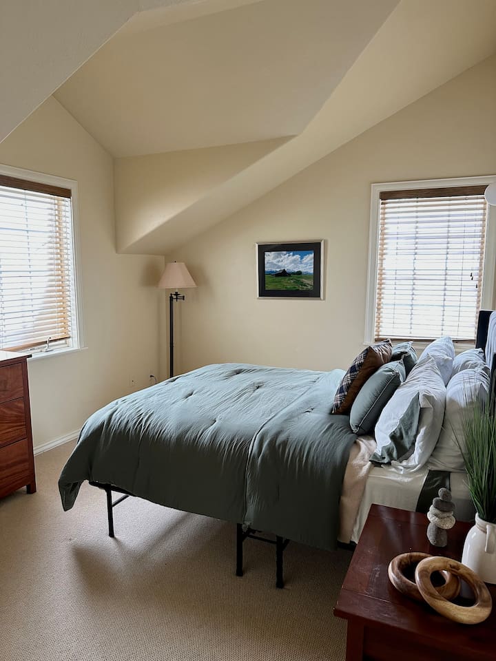 2nd bedroom (Queen) 