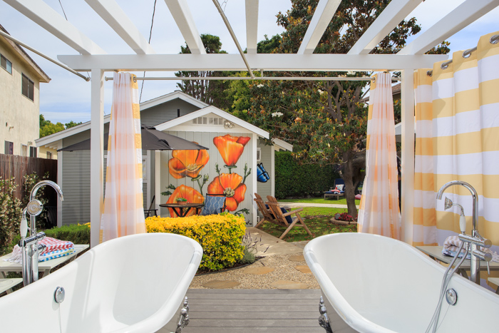 Outdoor clawfoot soaking tubs for star gazing and relaxing