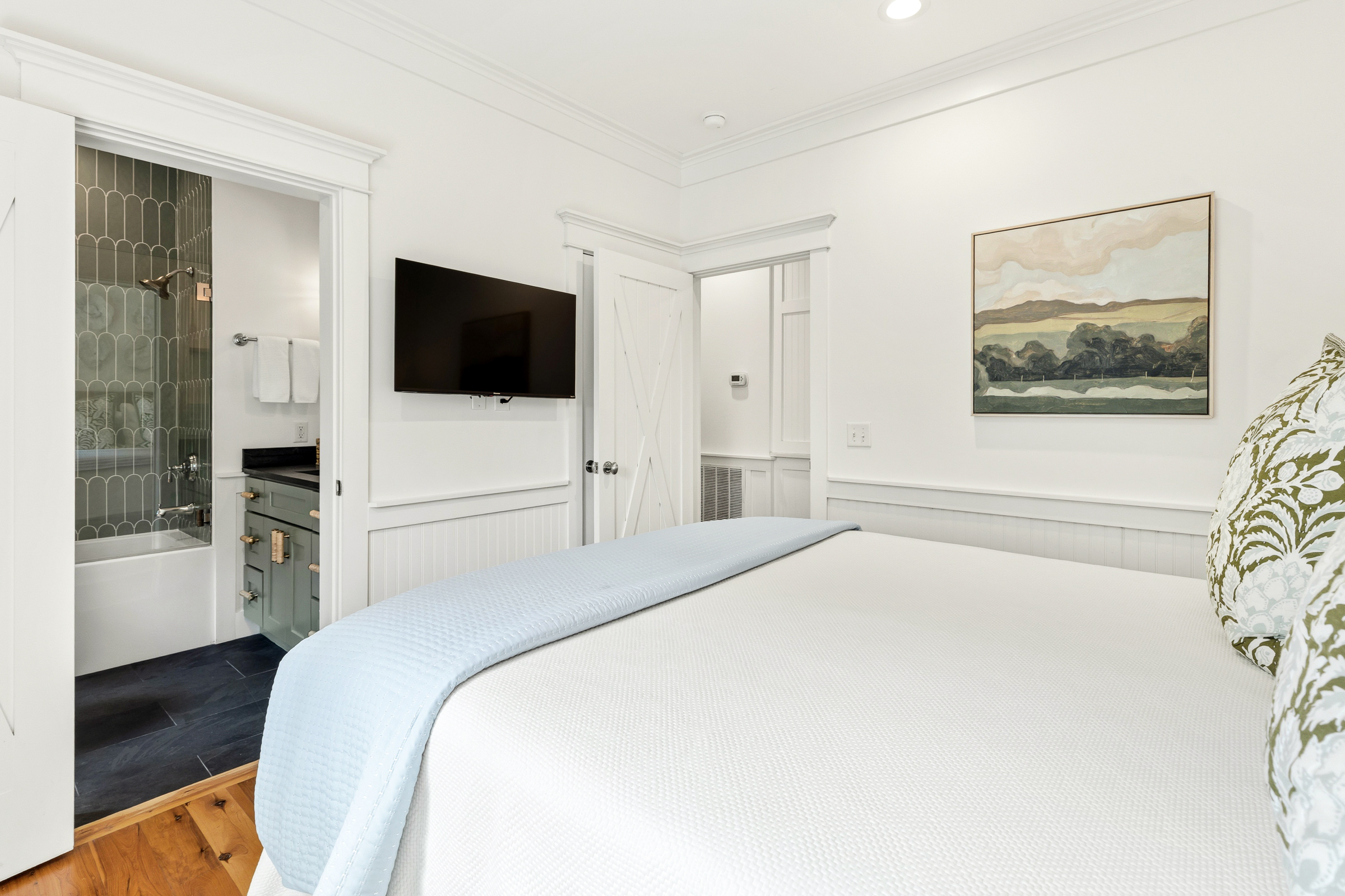 Downstairs Queen En Suite
