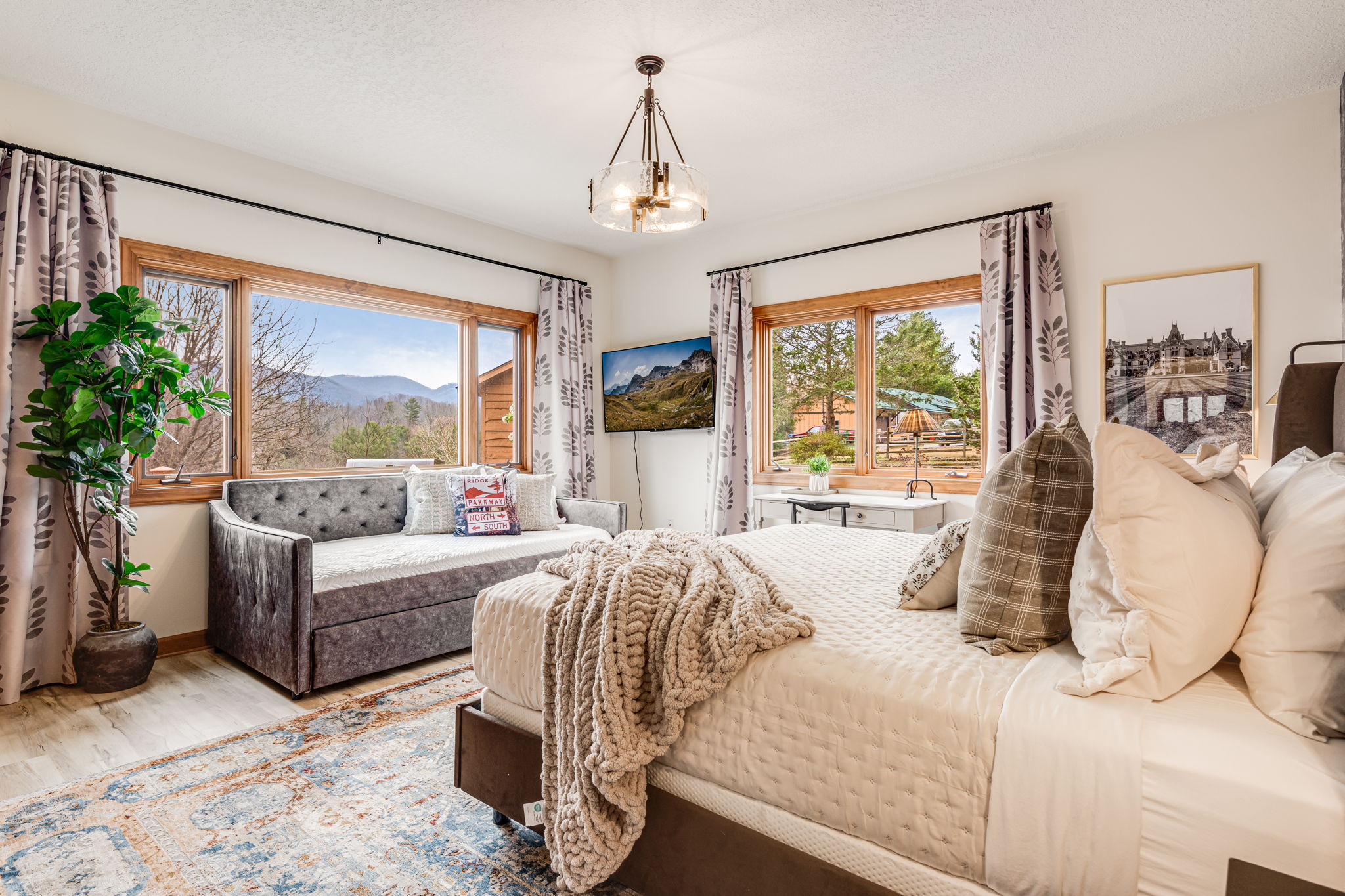 The Biltmore Bedroom features a plush king bed, cozy sitting nook with a daybed and trundle, and breathtaking mountain views—perfect for couples or small families.🛏️🌄✨