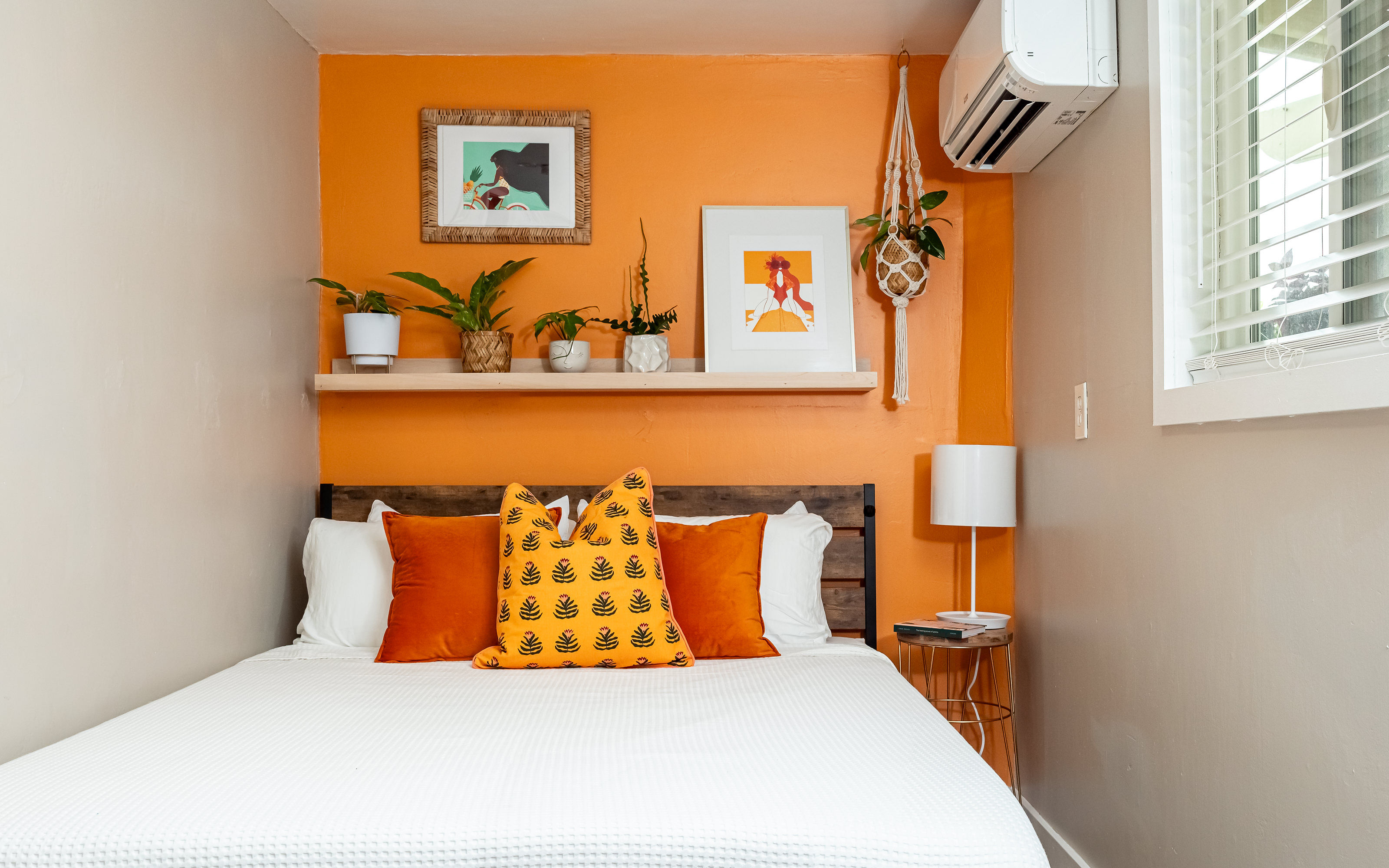 queen bed + air conditioning