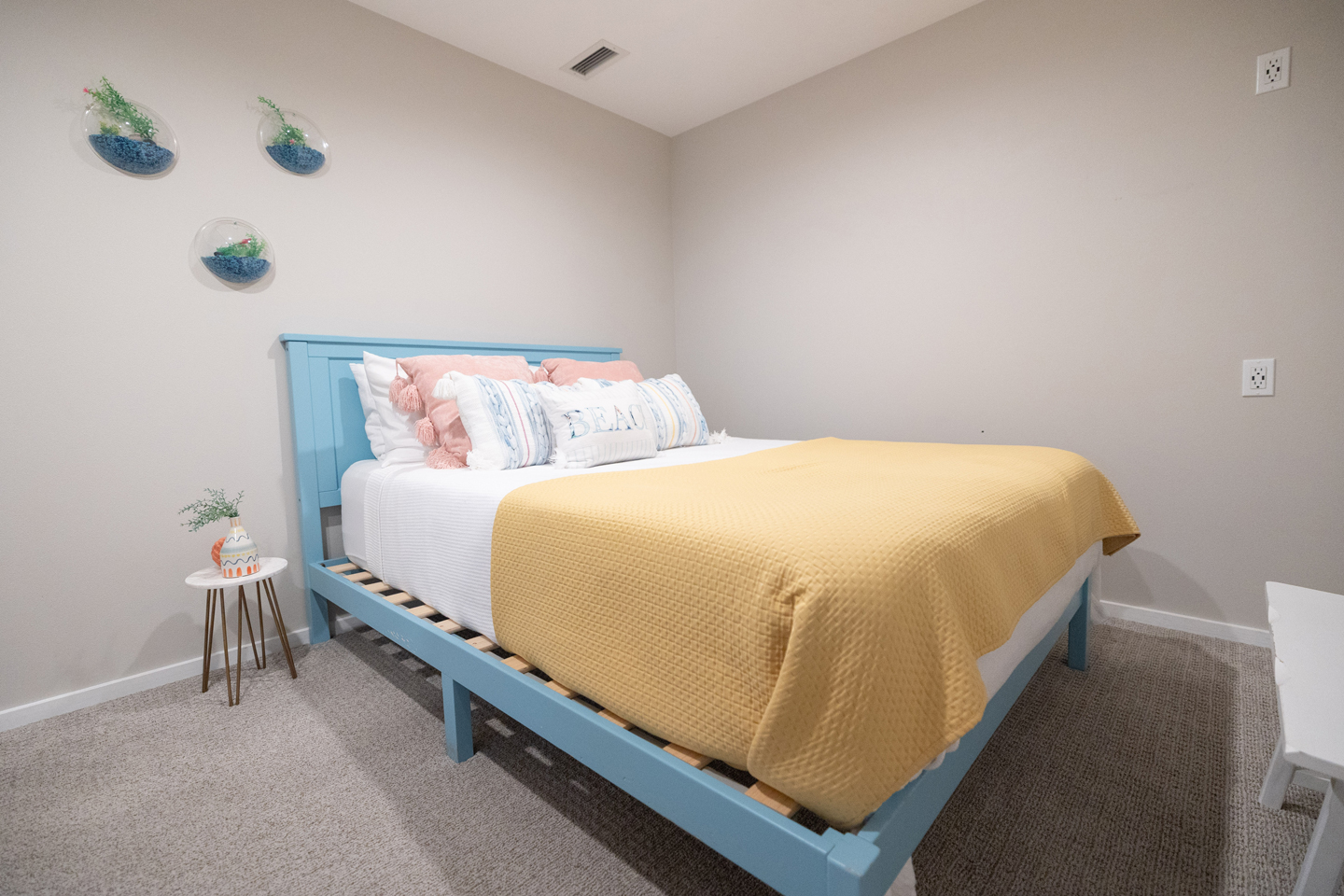 Guest Room 3 queen bed.