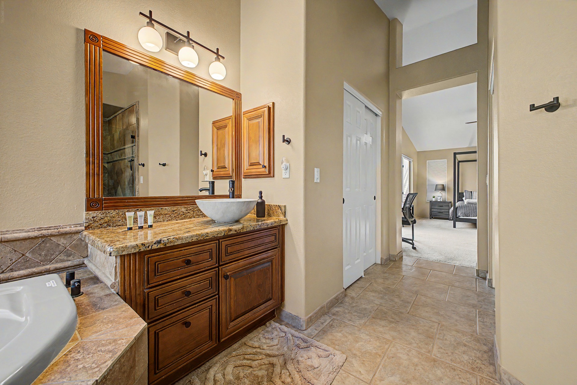 Ensuite bathroom with walk in clsoet
