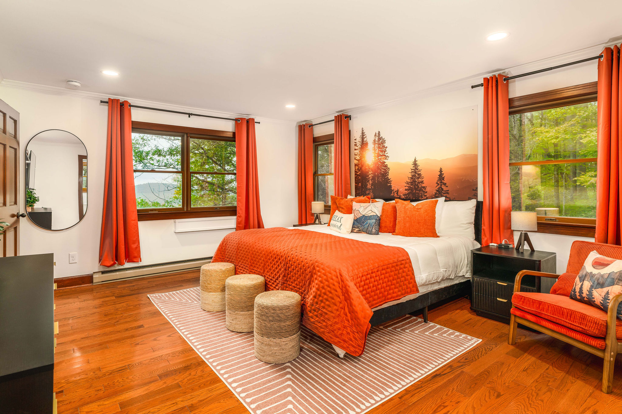 🌅 Sunset Room (Primary): king bed, 55" HDTV and a sunset mural made from real photography.