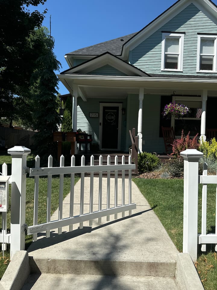 The front entrance has steps. The back entrance (off the alley) offers step-free access. 