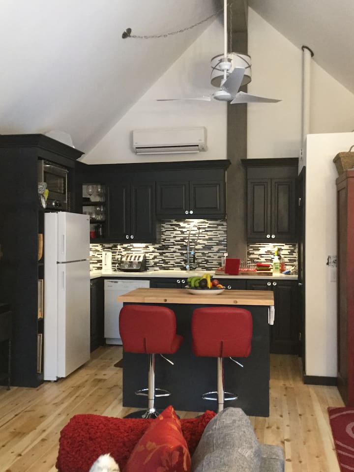 Fully equipped kitchen to prepare a gourmet meal in style.