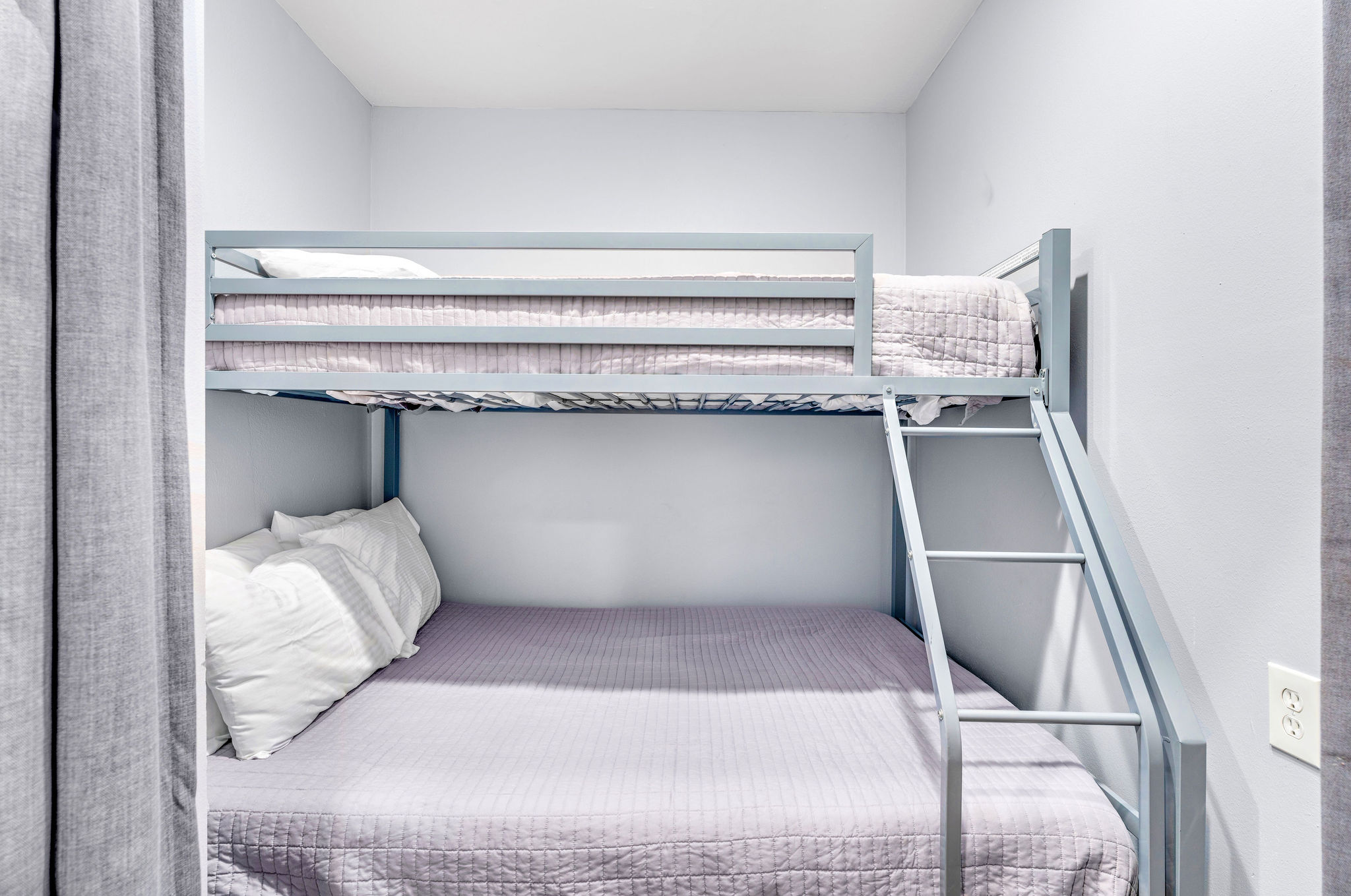 Twin / Full bunk beds