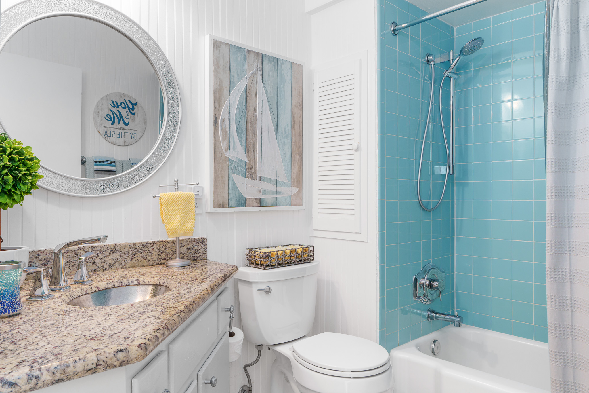 Hall bath, shower/tub combo. Bath towels, hand towels, and wash cloths provided.