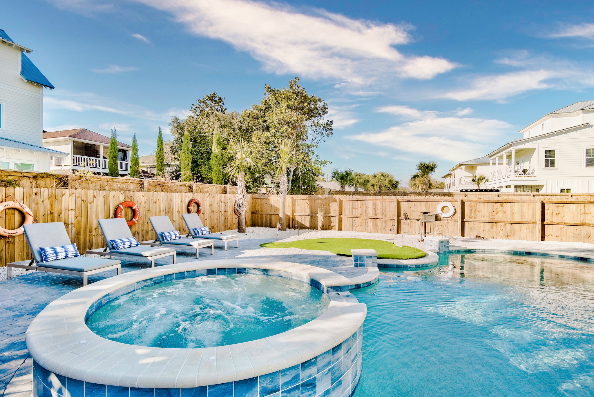 Luxury Poolside Lounges