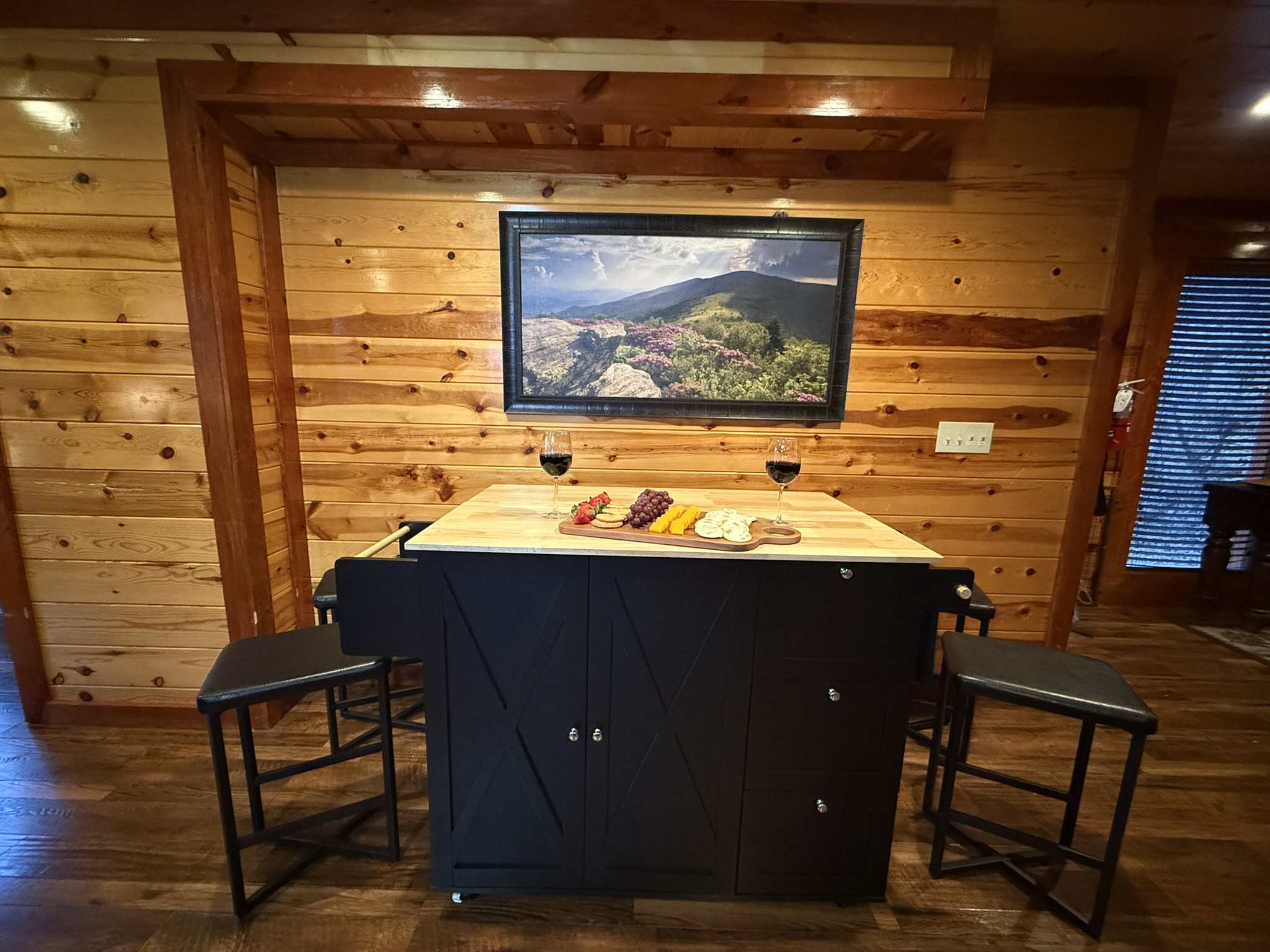 The breakfast bar offers additional seating for 4, and is the perfect spot for morning coffee, snacks or casual meals together.