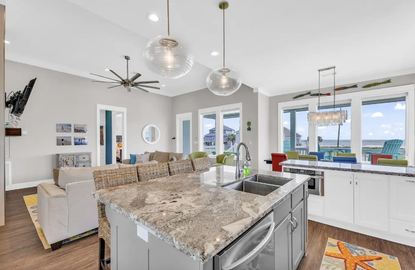 94f8f65e5f604653b6901b960415f04e | Beachhouse | Texas | TX | Vacation Homes | Galveston | Crystal Beach | Kokomo | Breezy Days | Beachfront Elegance | Sunrise Serenity | Southern Sands Property Management, LLC