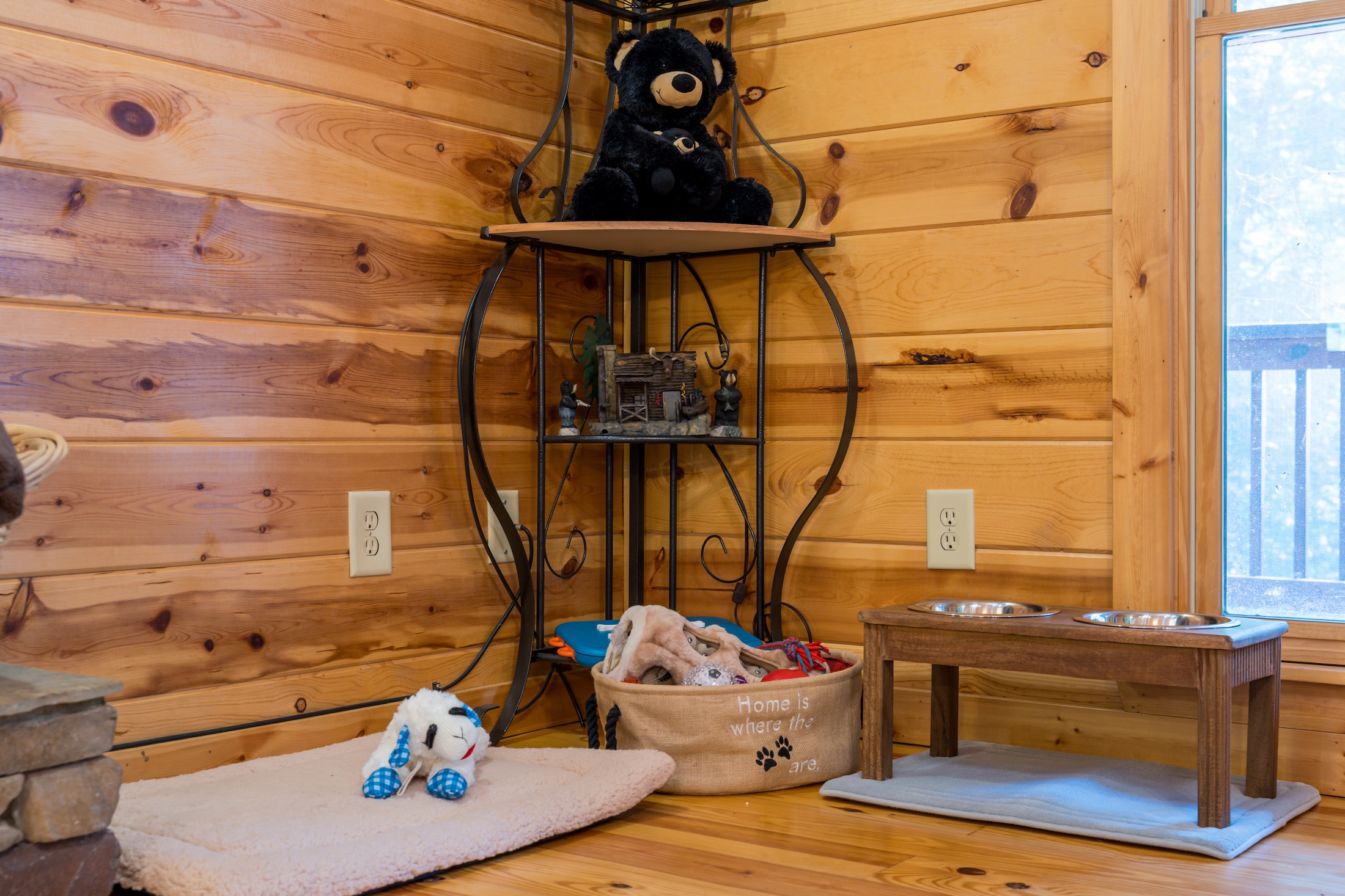 Find doggy toys, feeding station and small doggy bed in the living room corner. There will be more and always new finds, anyone who stayed with me before, knows, I constantly add on to the doggy stuff. 