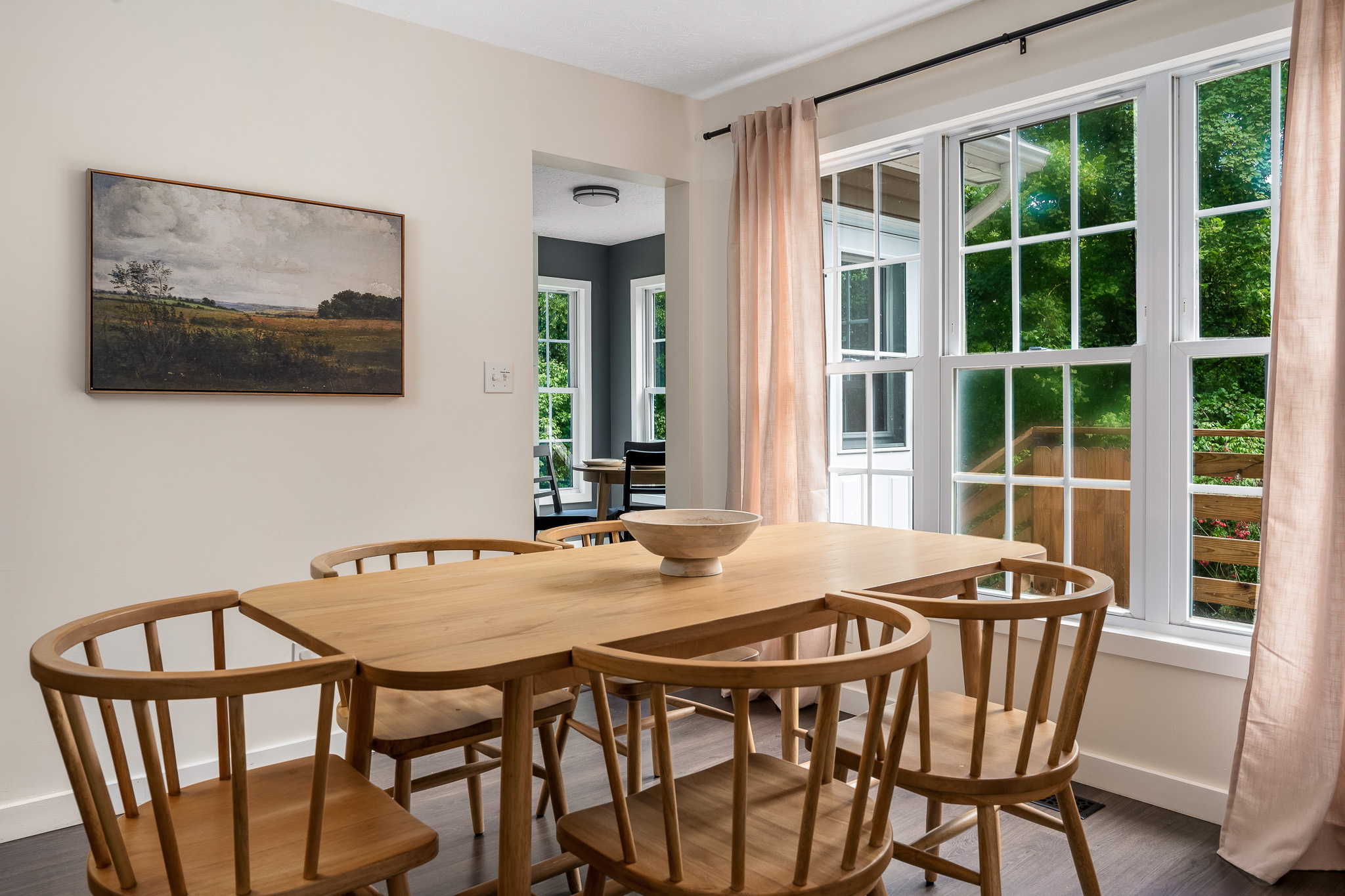 Dining Area: Seats 5