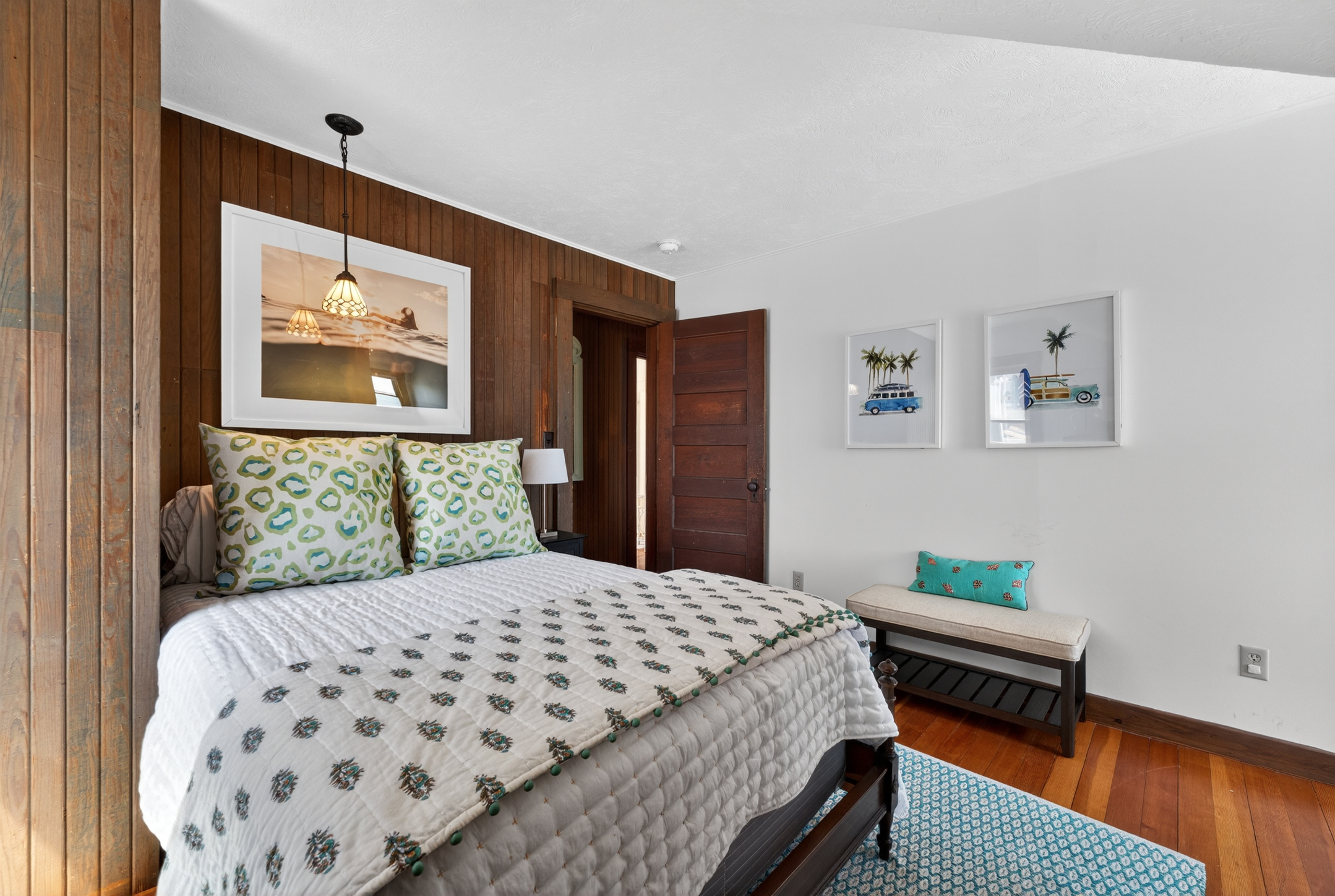 Enjoy quiet moments in this airy 2nd bedroom with a full bed and ocean backdrop. ✨