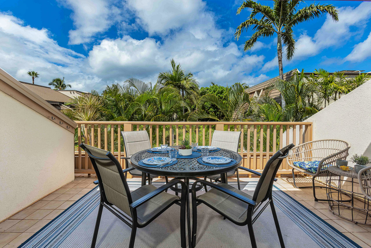 Large main lanai w/ seating for 6
