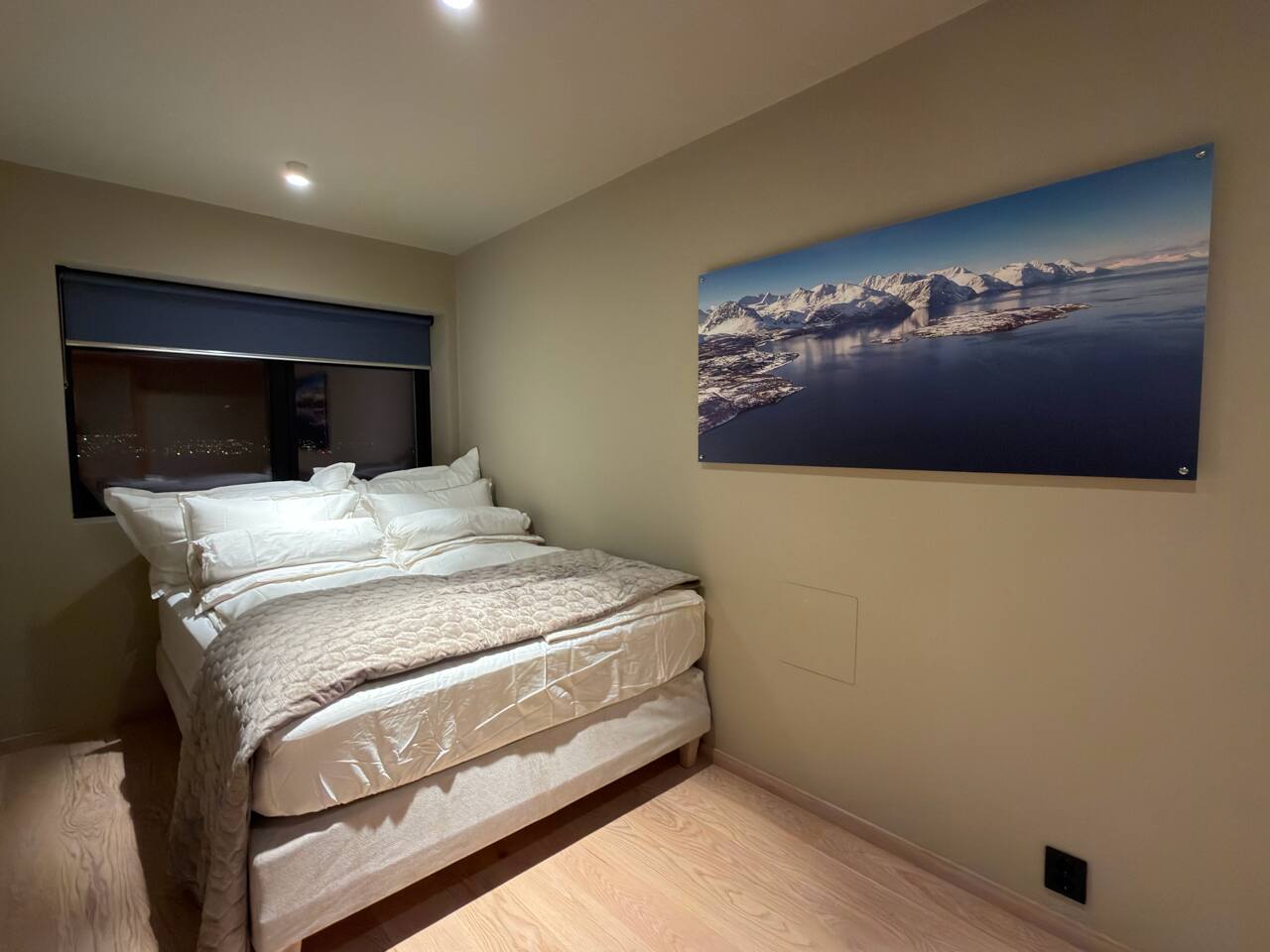 Bedroom with big high en bed