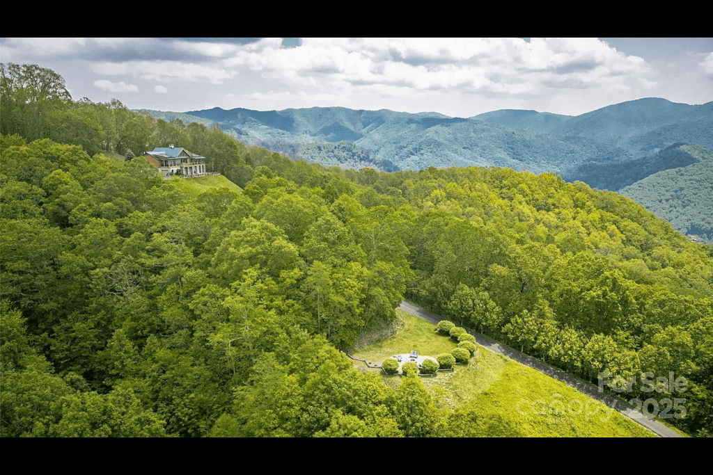 Mountain Retreat: Breathtaking views and lush greenery await just outside your door!
