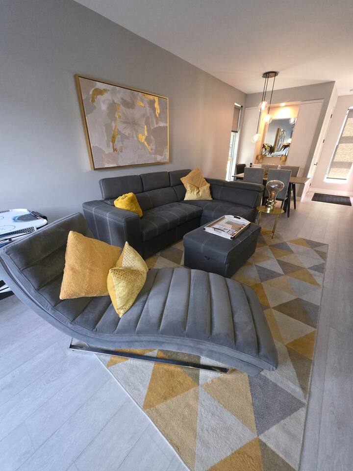 Pull out double sofa and chaise lounge!