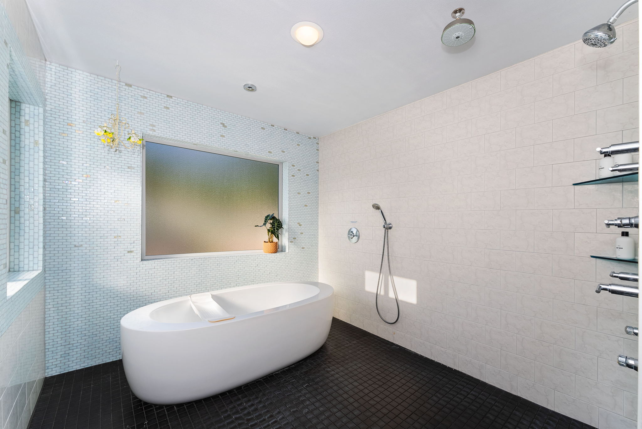 Relax in the spa like bath...