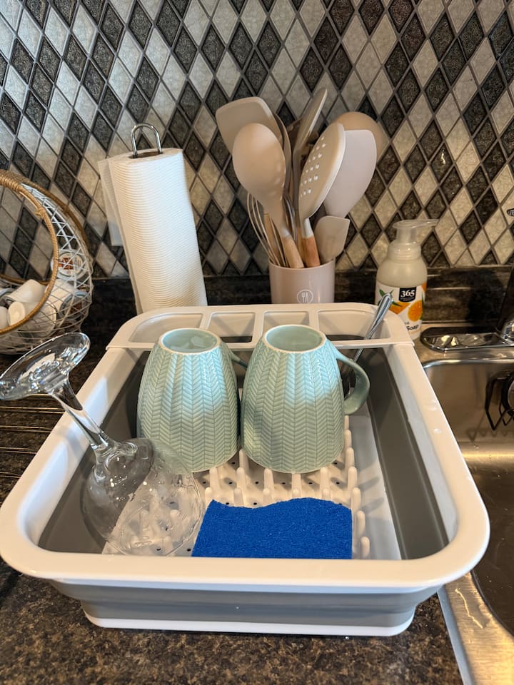 Collapsible dish drainer for easy cleanup. Great for drying cups, glasses, and utensils while saving counter space. Simple, clean, and perfect for quick beach-day resets.