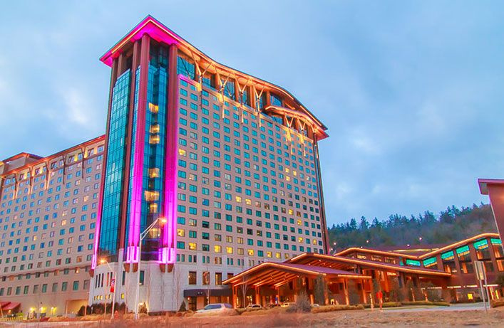 Resort Excitement: Explore nearby Harrah's Cherokee Casino, just 50 minutes away from your stay!