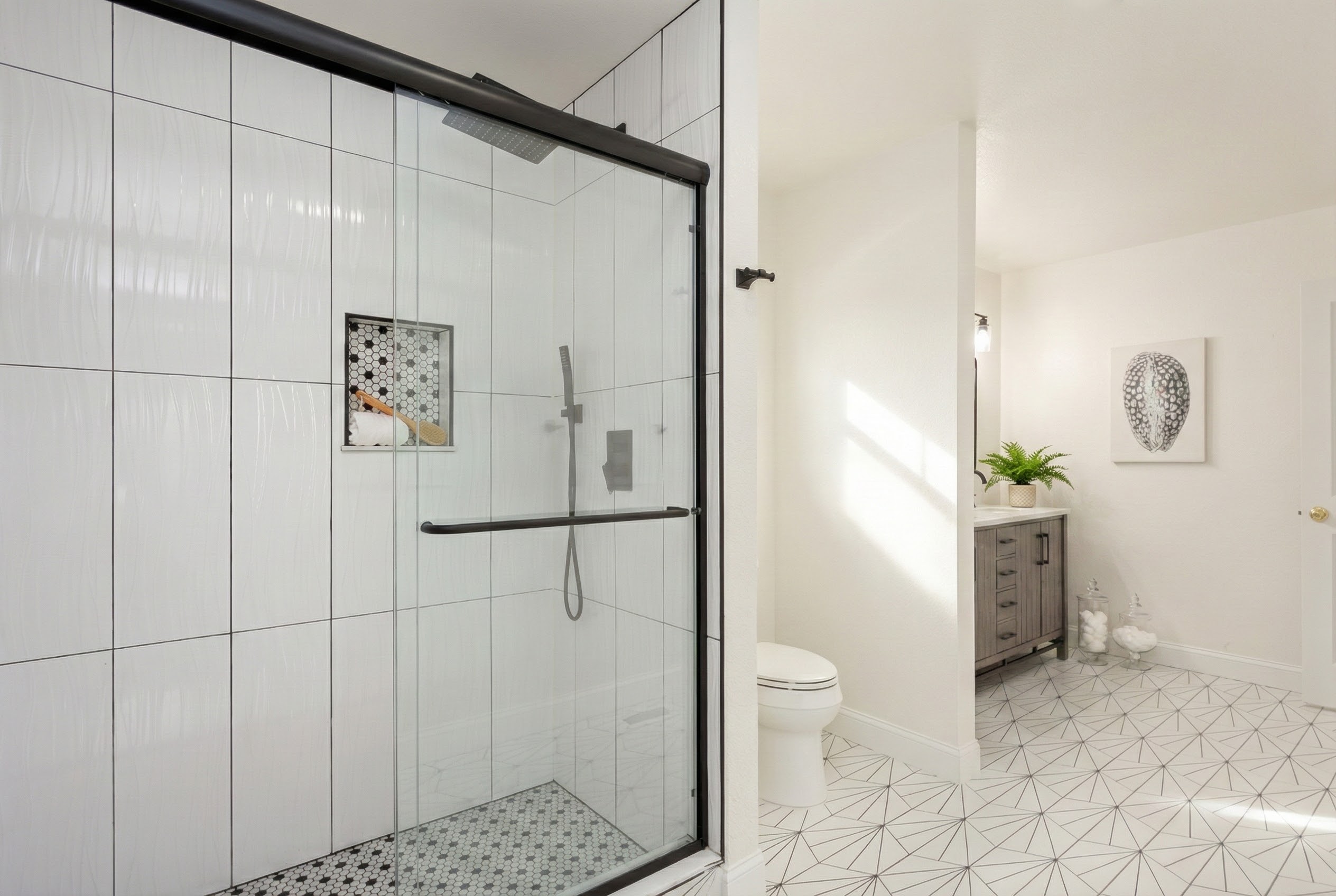 Soundside Pearl — Guest Bath (2)