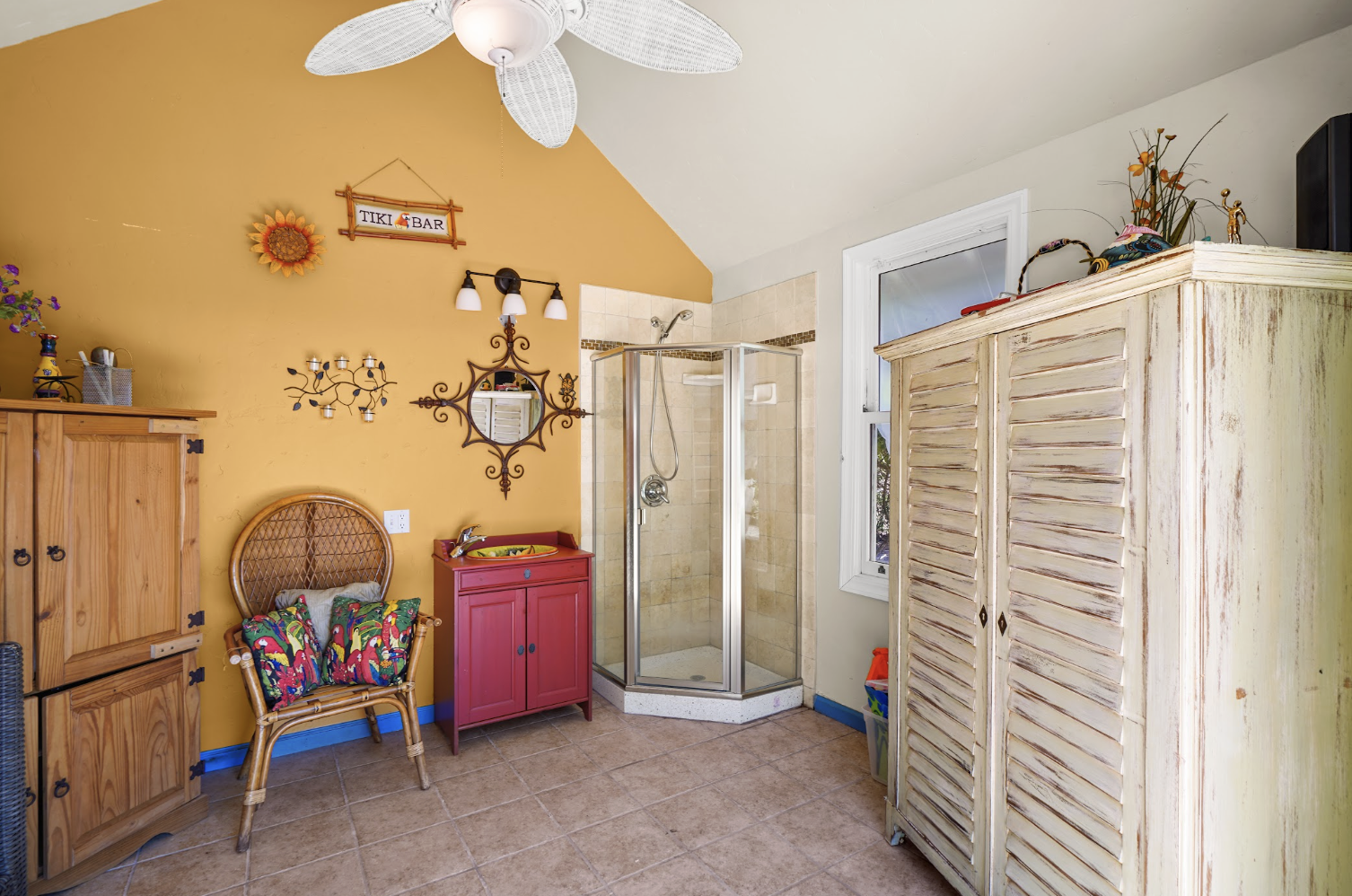 Charming pool house casita with shower and sink