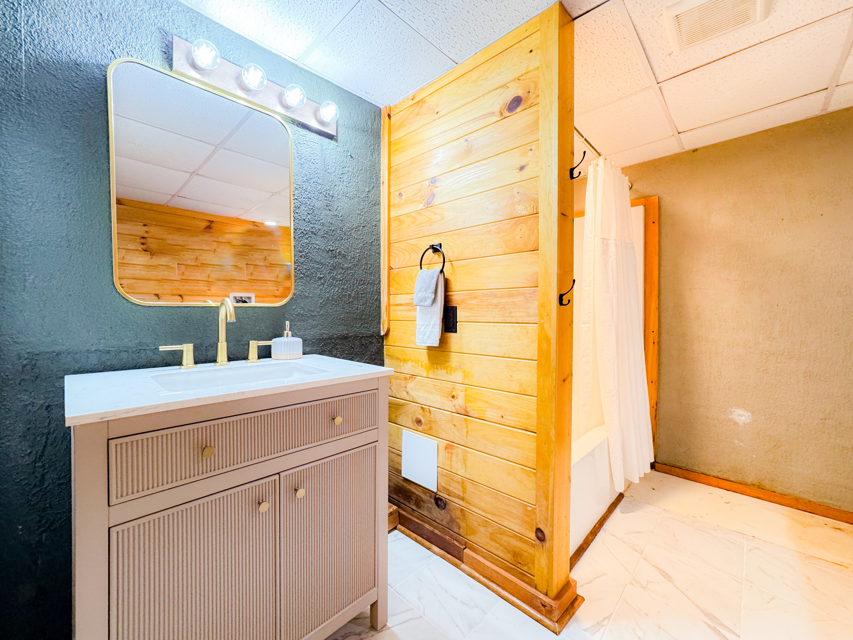 Full lower level bathroom features and tub/shower combo