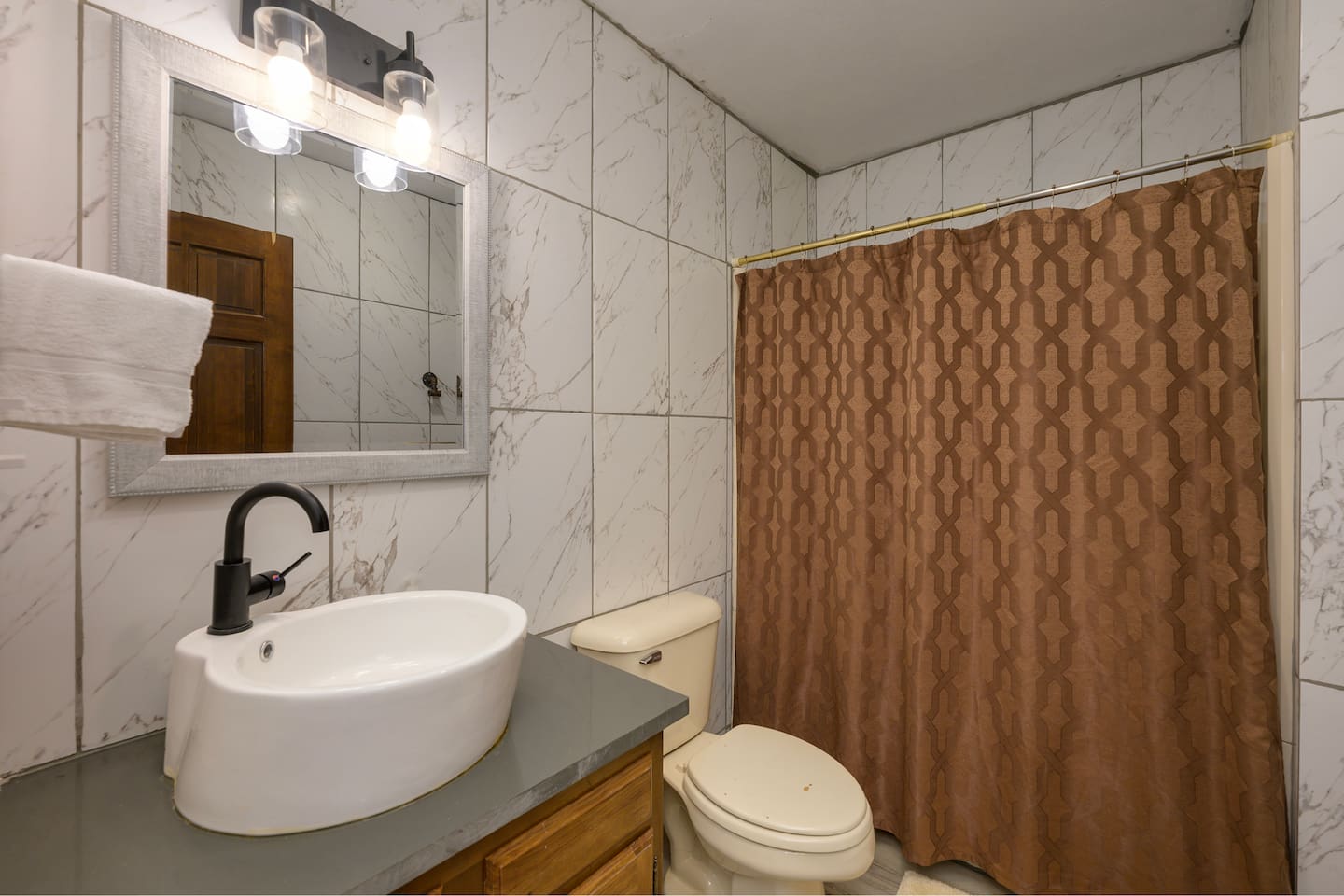 Hallway bathroom top level for bedrooms 2 and 3