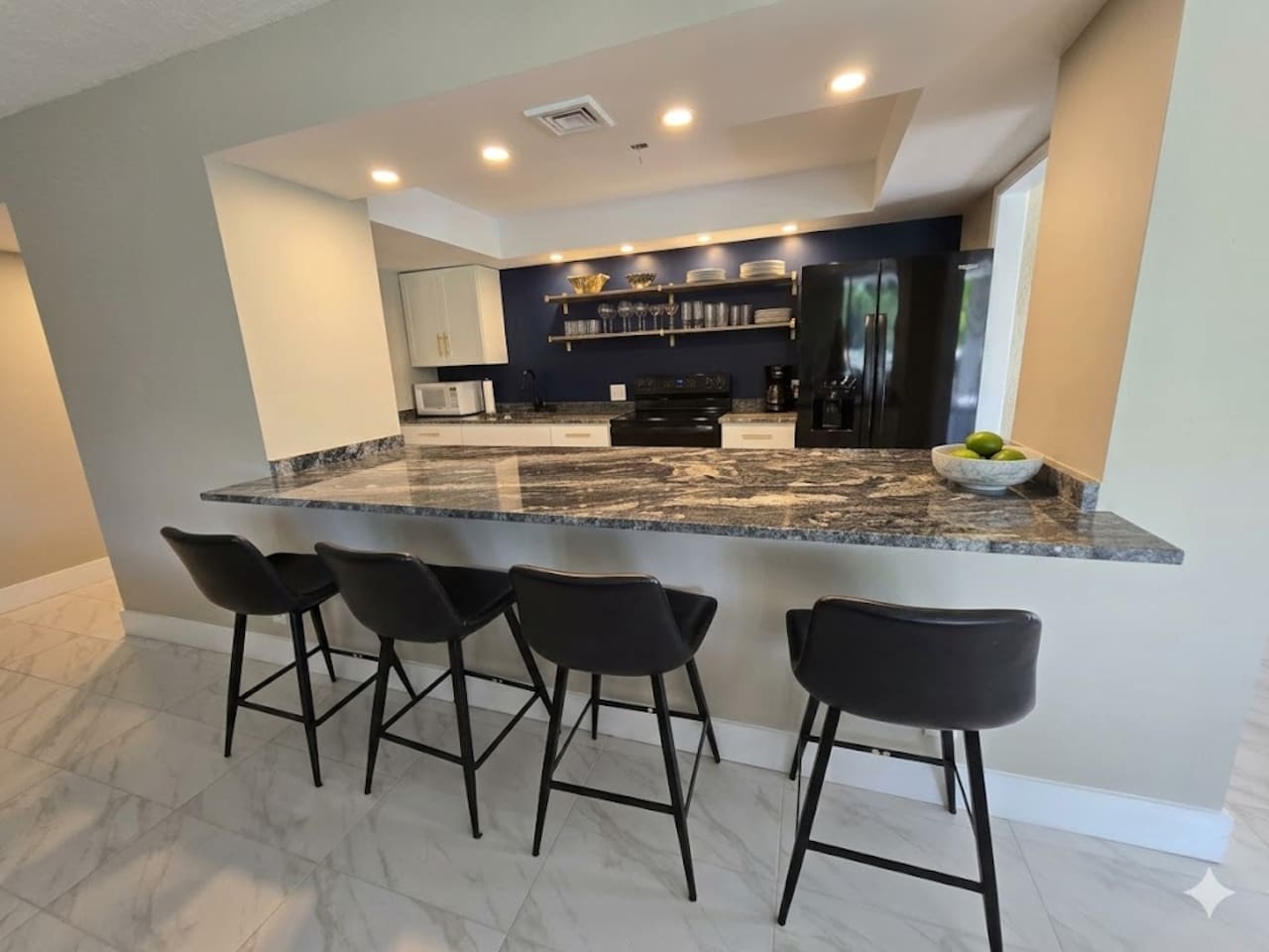 Well equipted kitchen with ice maker/filtered water 