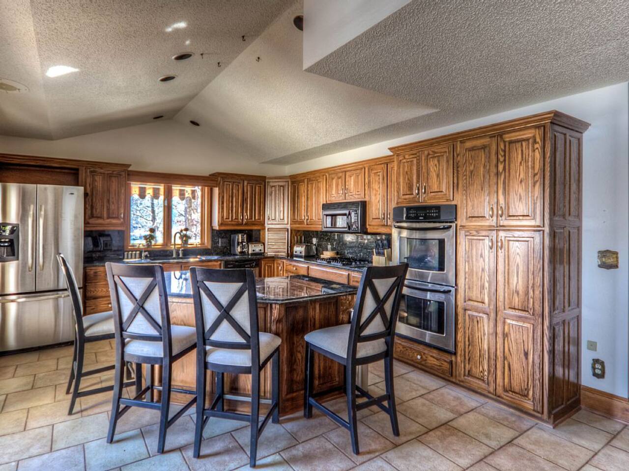 Full equipped kitchen with breakfast bar