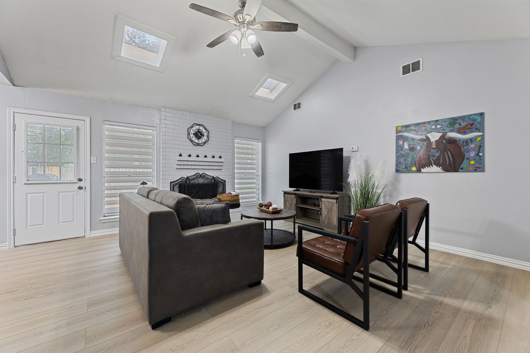 Movie nights, cozy conversations, or a quiet evening – relax on the leather sofa sleeper in style.