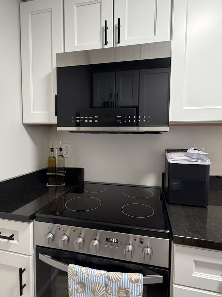 Stove, Microwave, Ice Maker & oil & vinegar