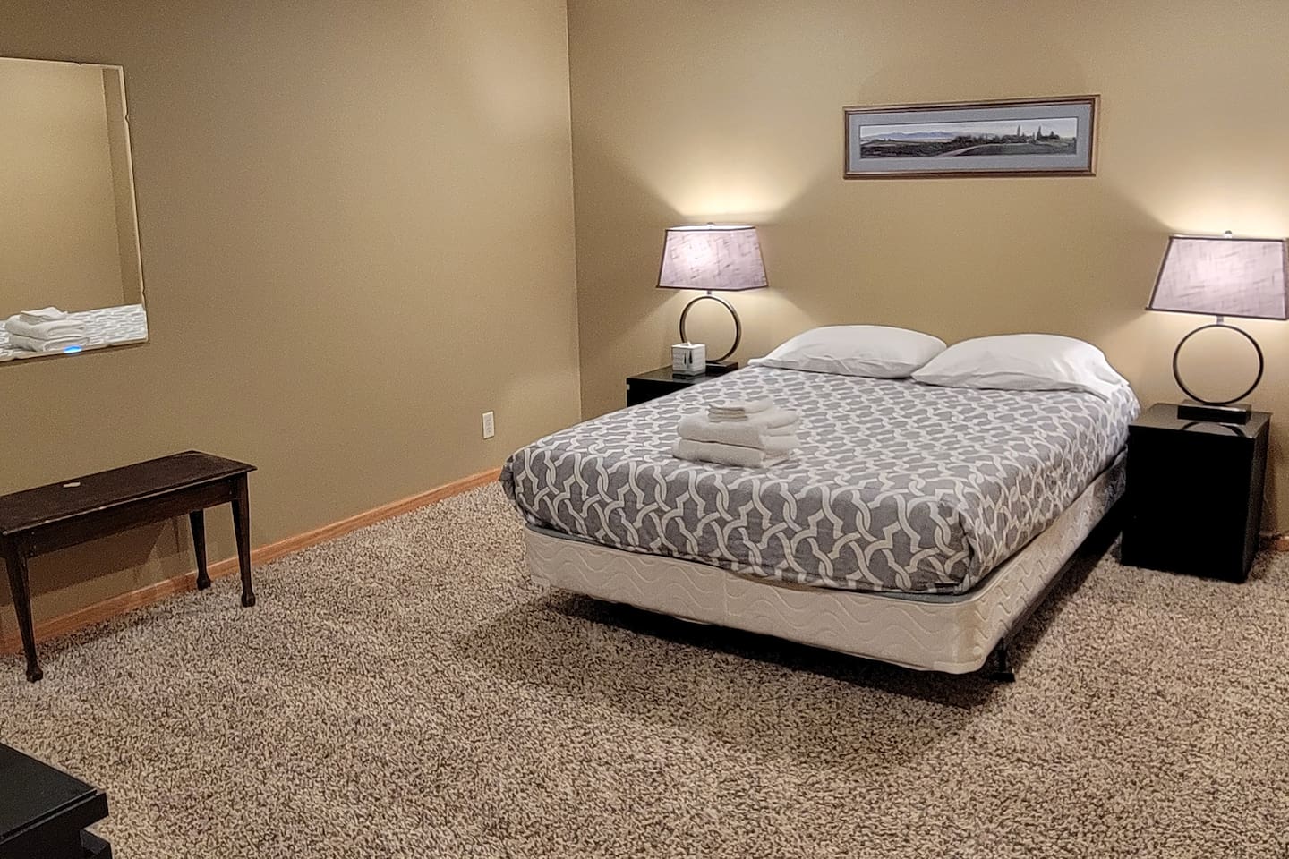 Bedroom 5 basement - queen bed