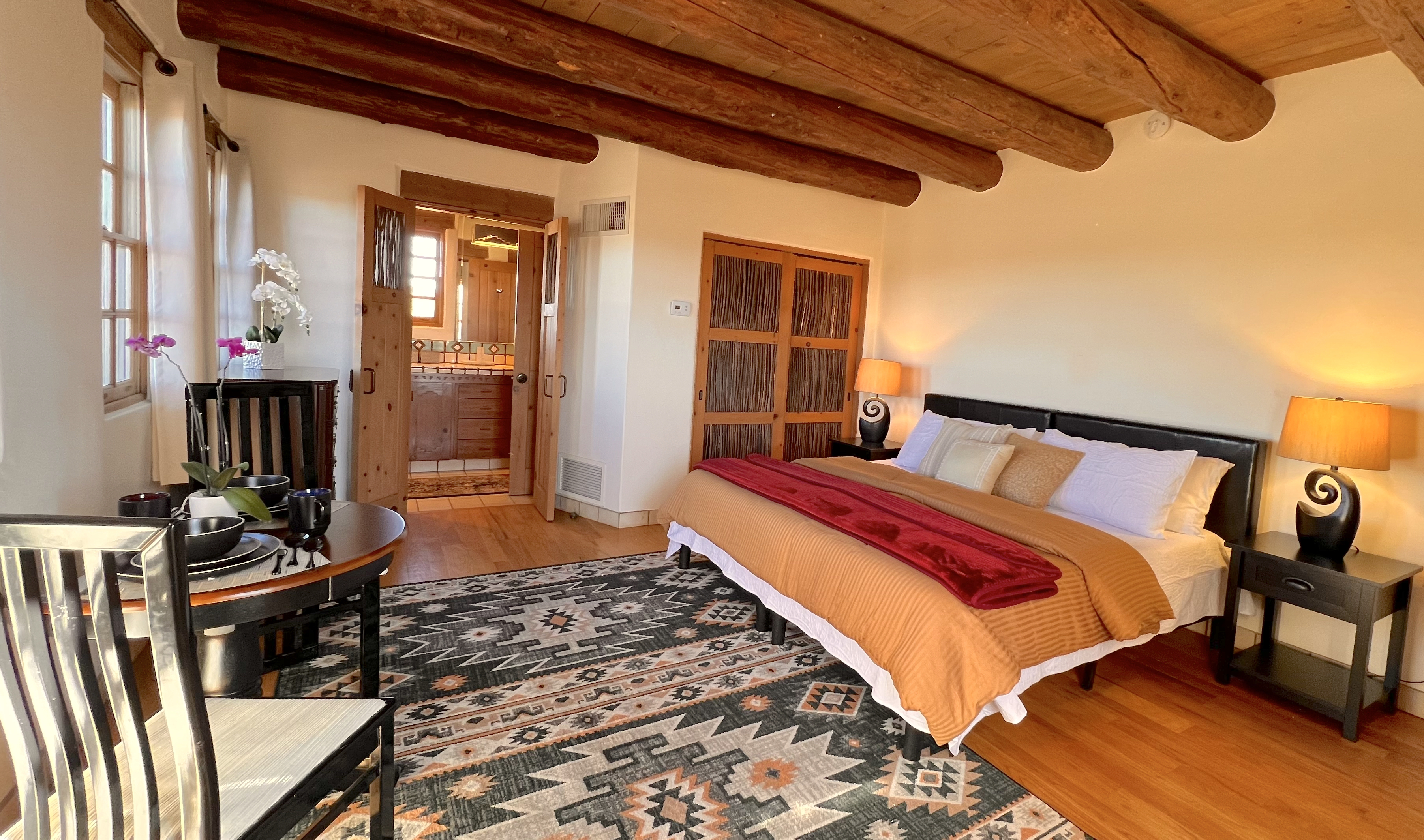 Pueblo #6 Navajo -Romantic Sunset Suite - in Lamy, NM