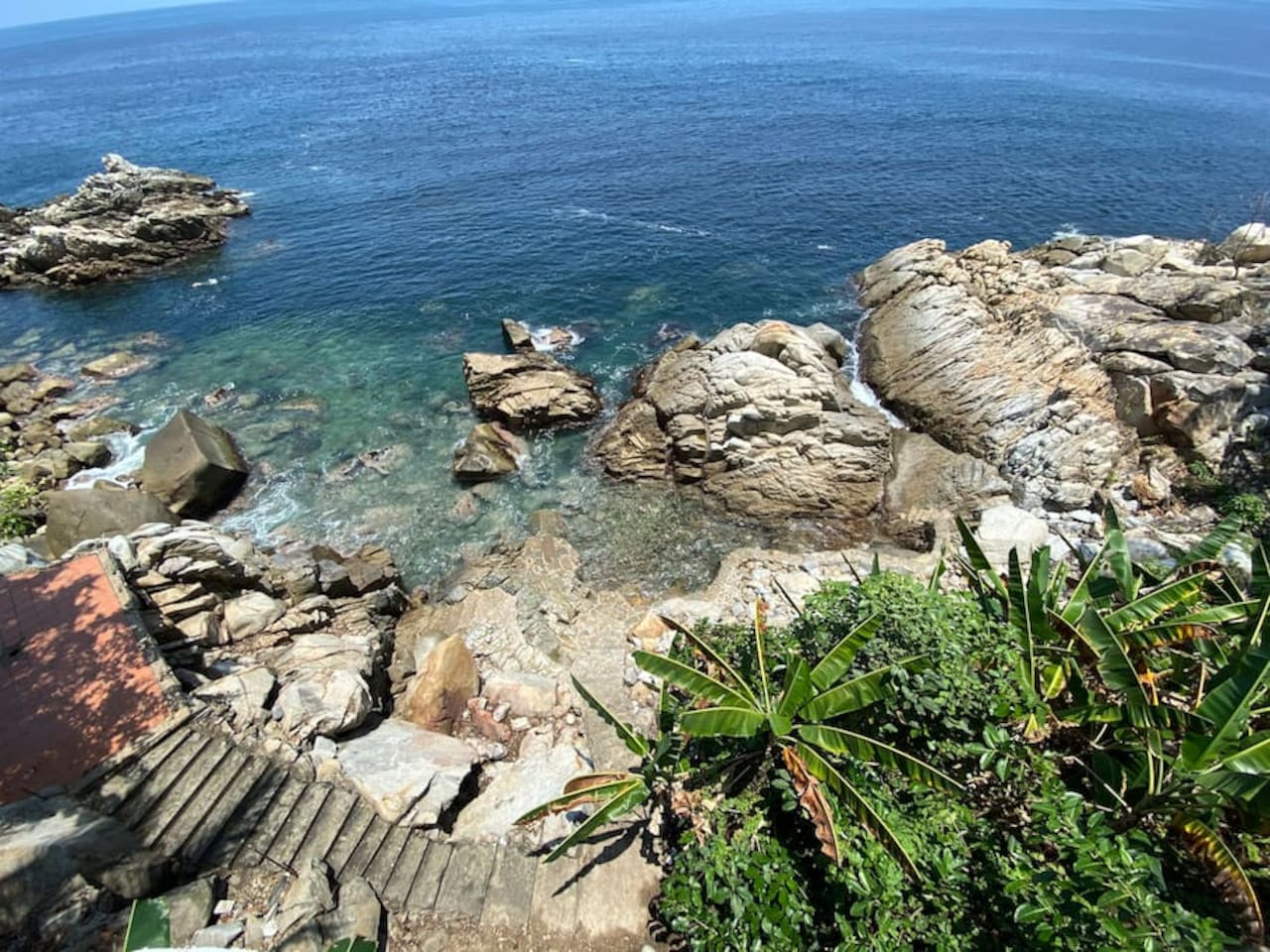 Go down a few steps from the Hacienda and enjoy snorkeling, swimming or fishing.