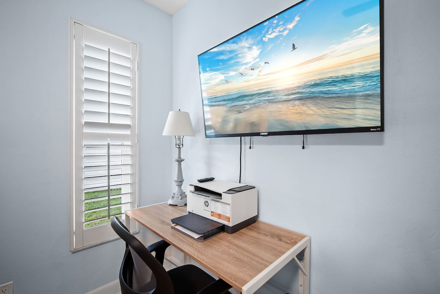 Work space in the bedroom 2