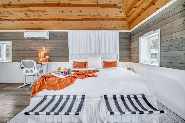 Cozy couples retreat with king bed, 55 inch smart TV, work space, tons of ambiance