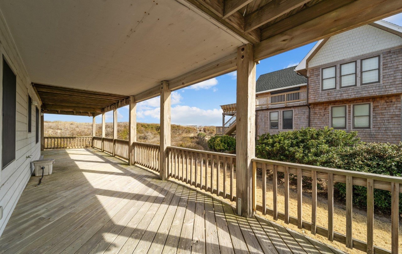Large two-story deck overlooking pet-friendly area with no sandspurs!!!