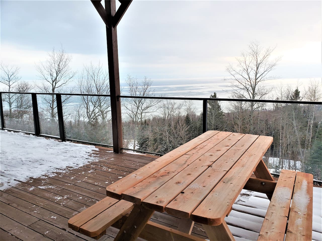 Galerie extérieure du rez-de-chaussée avec une vue panoramique sur le fleuve.