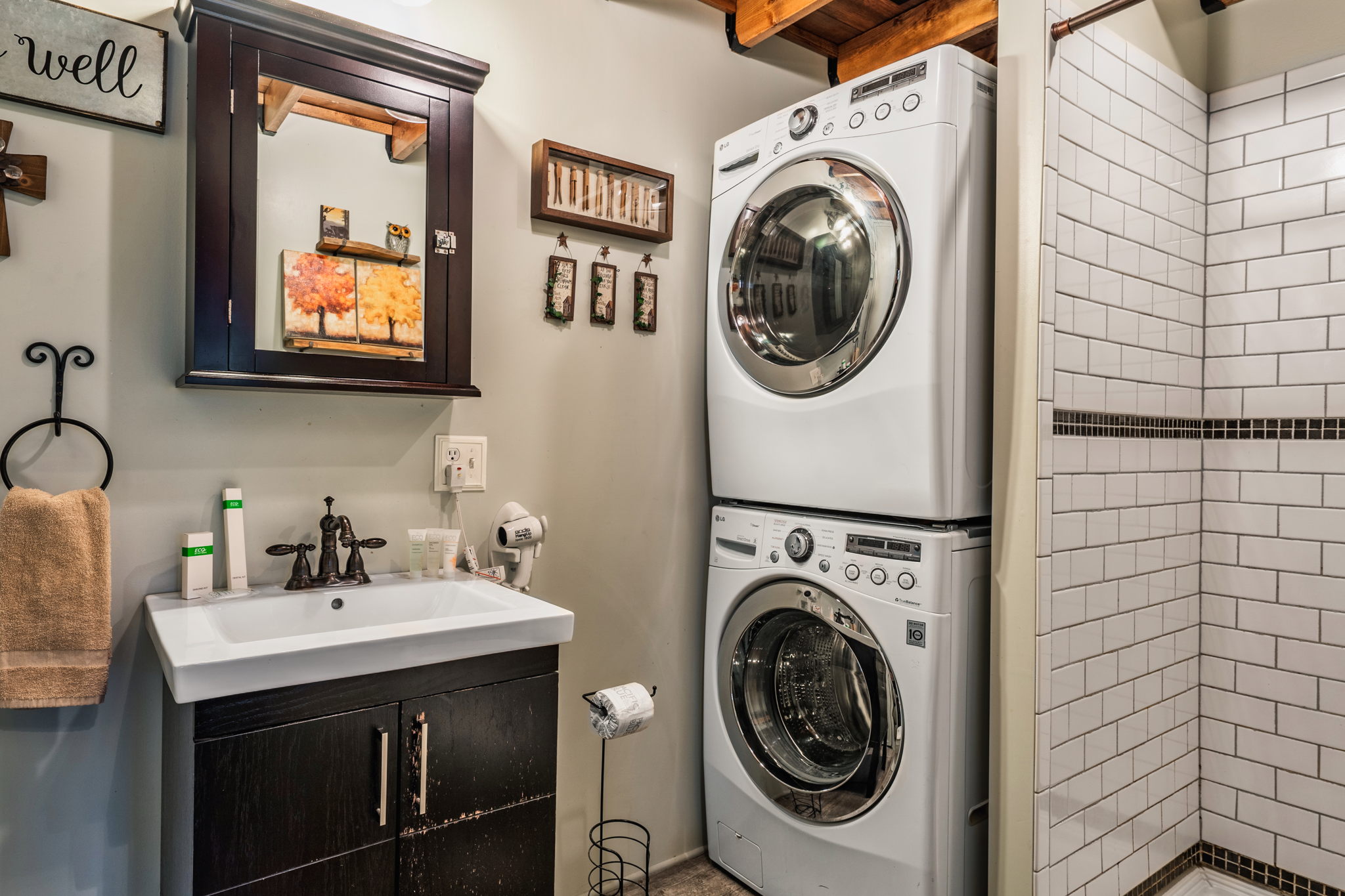 Full master bathroom with full size appliances (laundry pods provided)