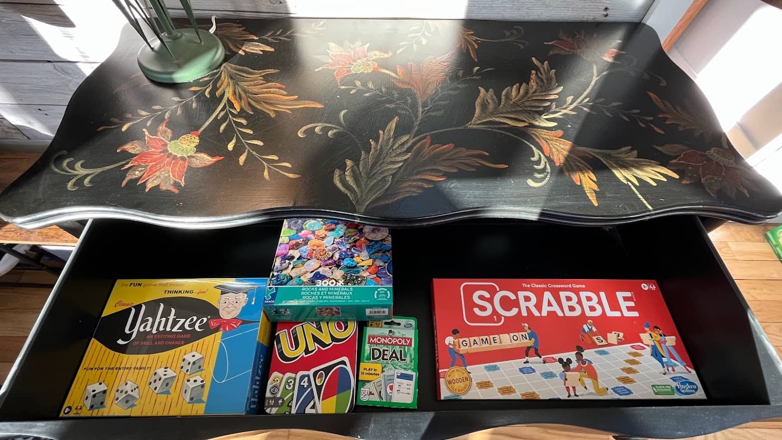 A number of inside games are provided for rainy days or quiet evenings.